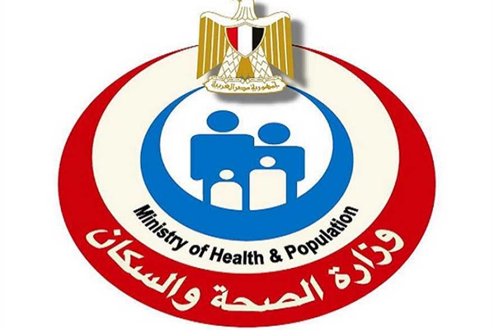 الصحة: إطلاق 51 قافلة للصحة الإنجابية بـ 23 محافظةفاطمة عاشور
تطلق وزارة الصحة والسكان، 51 قافلة للصحة الإنجابية، مستهدفة 153 قرية بـ23 محافظة، وذلك في إطار تنفيذ الخطة القومية لمشروع تنمية الأسرة المصرية، وضمن حملة «100 يوم صحة» خلال الفترة من يوم 4 إلى 30 من شهر نوفمبر المقبل.
وأوضح الدكتور حسام عبدالغفار المتحدث الرسمي لوزارة الصحة والسكان، أن إطلاق هذه القوافل يأتي بناءً على تعليمات الدكتور خالد عبدالغفار وزير الصحة والسكان، بتقديم خدمات الصحة الإنجابية مع المشورة ومتابعة الحمل والكشف على الأطفال، بجانب تقديم خدمات السونار، مؤكداً أن جميع الخدمات مجانية بالكامل.
وتابع «عبدالغفار» أن القوافل تقدم كافة وسائل تنظيم الأسرة الآمنة والفعالة، بجانب توفير الحقن الأحادية ذاتية الحقن، وهي وسيلة حديثة لتنظيم الأسرة، تستطيع المنتفعة إعطائها لنفسها، كما يتم صرف الوسائل بالوحدات الثابتة والمتنقلة ومراكز رعاية الأمومة والطفولة، مع توقيع الكشف الطبي من خلال أخصائيات النساء، ومجموعة من الأخصائيات المدربات على تقديم خدمات تنظيم الأسرة.