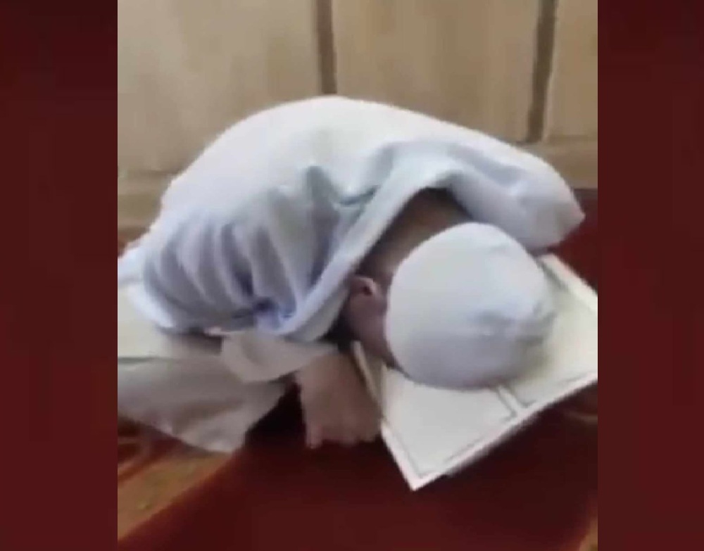 ساجدًا على المصحف.. وفاة أمام مسجد أثناء قراءة القران الكريم بالمنيا