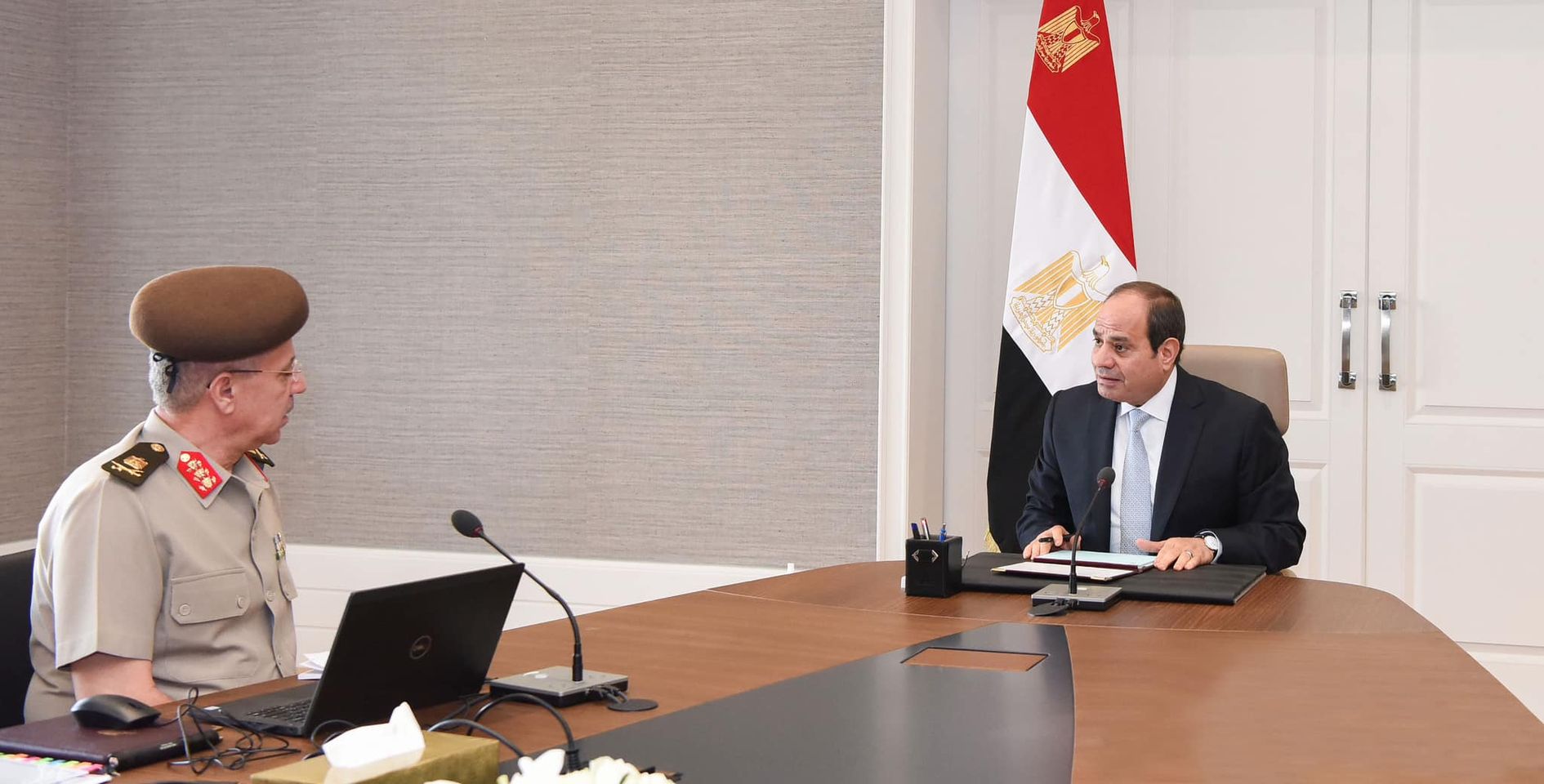 الرئيس السيسى يجتمع مع رئيس الهئية الهندسية للقوات المسلحة