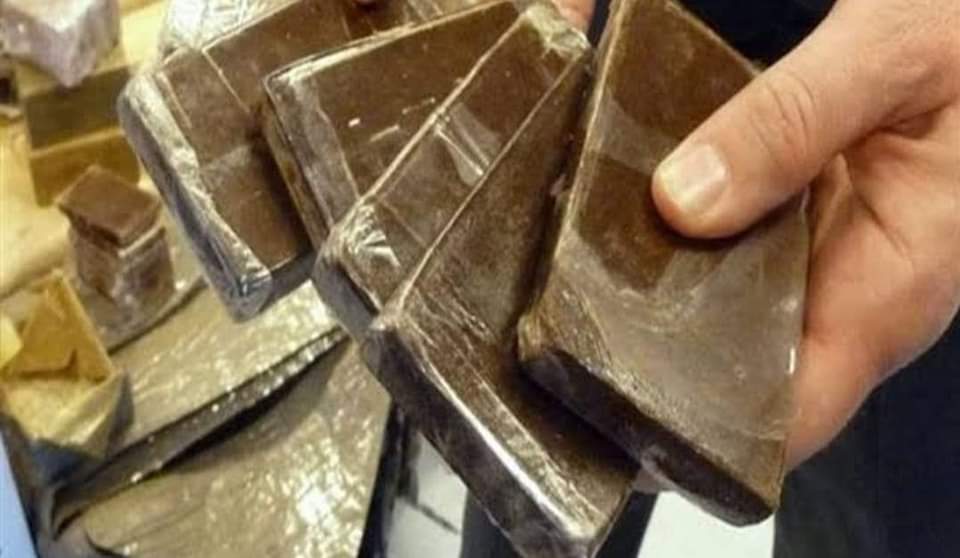 ضبط شاب بحوزته 16 قطعة حشيش و6 أكياس شابو بالأقصر