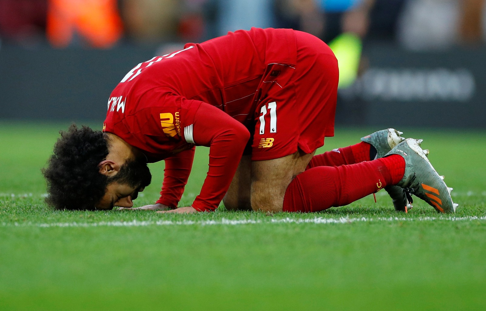 يدعم بصمت».. «محمد صلاح» جندي مجهول في
