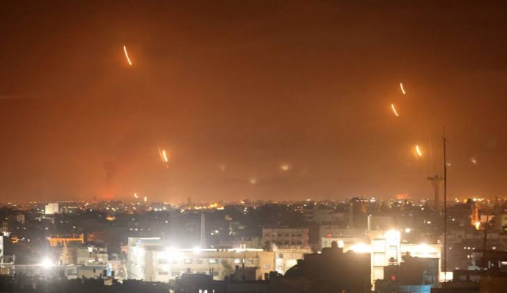 قذائف صاروخية من سوريا نحو إسرائيل.. والجيش الإسرائيلي يرد