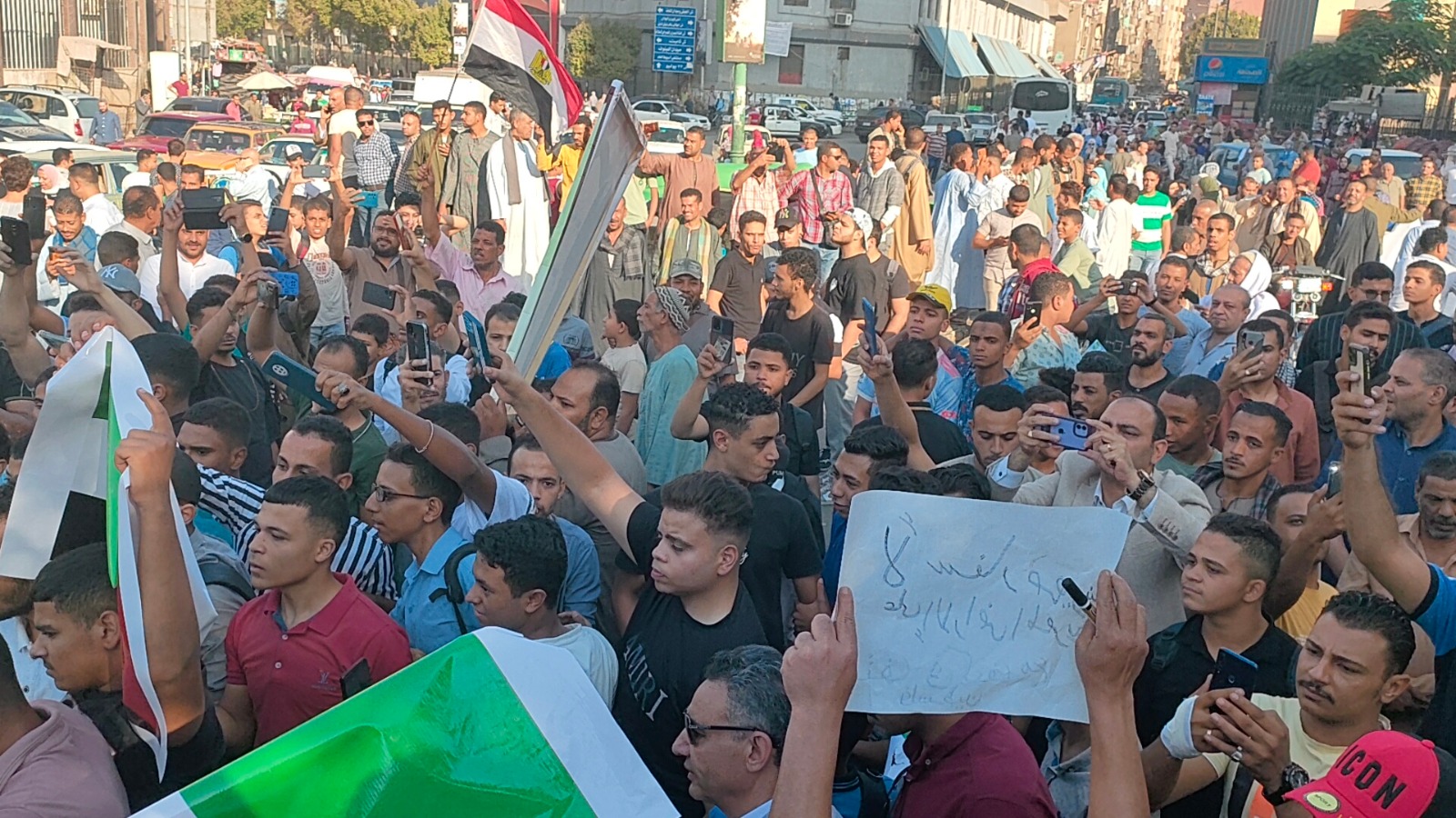 موظفو الأزهر يتبرعون بدمائهم لأشقائهم بعد وقفة تضامنية بالمشيخة