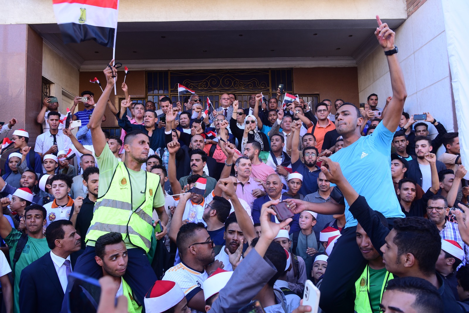 مسيرة تأييد لموقف مصر من القضية الفلسطينية بجامعة سوهاج