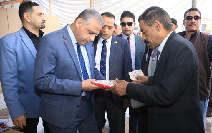 مبادرة مجلس الوزراء.. محافظ سوهاج يتفقد السلاسل التجارية ومنافذ البيع
