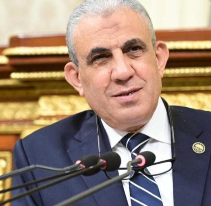 رئيس قوي عاملة النواب: اتصال بايدن بالسيسي يعكس مكانة مصر في القضية الفلسطينيةأحلام عبد الرحمن
قال النائب عادل عبد الفضيل رئيس لجنة القوي العاملة بمجلس النواب ، رئيس النقابة العامة للعاملين بالمالية والضرائب والجمارك: إن الاتصال الهاتفي الذي تلقاه الرئيس عبد الفتاح السيسي من الرئيس الأمريكي جو بايدن، يعكس مدى مكانة مصر ودورها الكبير في القضية الفلسطينية ويؤكد الدور المصري المتعاظم في الأزمة الفلسطينية.
وأوضح "عبد الفضيل" أن الرئيس الأمريكي جو بايدن يلجأ إلى الرئيس السيسي في أزمة الحرب على غزة، بشأن الأسرى لدى حركة حماس، مشيرا إلى أنه يدرك تماما أن مصر لها كلمة في هذا الملف .
وأشاد رئيس لجنة القوي العاملة بالبرلمان، بتأكد الرئيس السيسي خلال المكالمة الهاتفية مع بايدن ، أن مصر لم ولن تسمح بترحيل الفلسطينيين من قطاع غزة إلى الأراضي المصرية، وفي نفس الوقت أكد الرئيس الأمريكي أن بلادة ترفض هجرة الفلسطينيين إلى خارج أراضيها.
وشدد "عبد الفضيل" علي أنّ مصر منذ بداية عمليّة طُوفان الأقصى ترفض حل القضية الفلسطينية على حساب الدول المجاورة، وتعمل على توفير المساعدات الإغاثية لقطاع غزة منذ اللحظة الأولى.
وأكد رئيس لجنة القوي العاملة بالبرلمان ، أن مصر قامت بدور كبير وبذلت جهودا سياسية ودبلوماسية وإغاثية لاحتواء التطورات منذ بداية الأزمة، وحققت تقدما ملموسا ونجاحات متعددة على مدى أسبوعين لإدخال المساعدات إلي قطاع غزة ، بالتنسيق مع أمريكا ، وهو ما كان حديث الرئيسين السيسي وبايدن هاتفيا بالاتفاق على أهمية تكثيف الجهود لزيادة المساعدات الإنسانية بالقدر الذي يلبي احتياجات سكان قطاع غزة بشكل مستدام، فضلا عن أهمية حماية أرواح المدنيين، واحترام القانون الإنساني الدولي، وضمان عدم تهجير الفلسطينيين من غزة إلى مصر أو أي دولة أخرى.