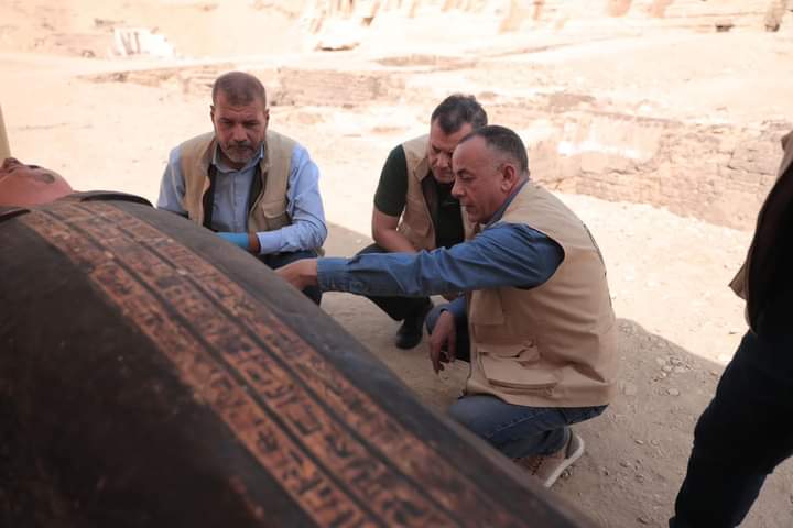 أحمد عيسى يتفقد كشف أثري جديد بموقع حفائر البعثة الأثرية بسقارة