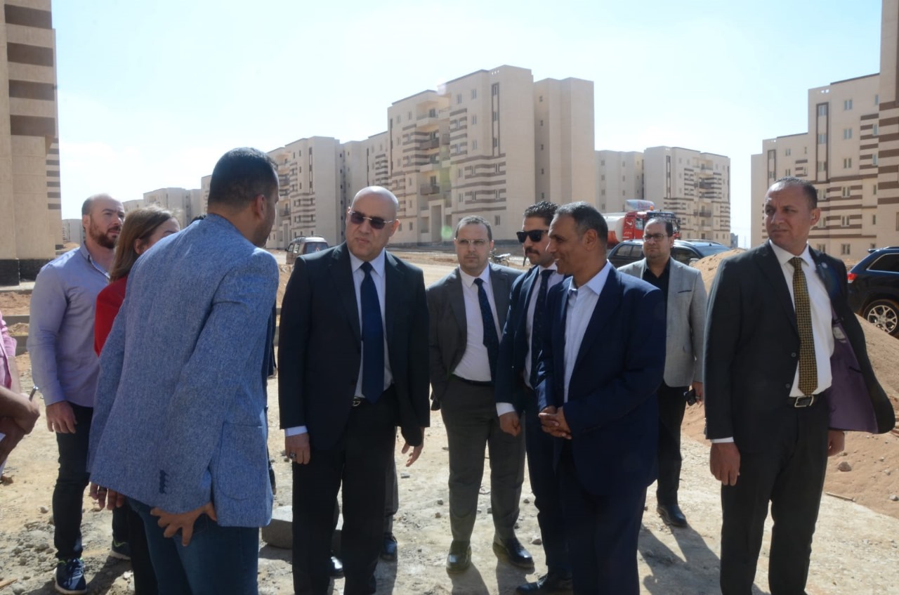 وزير الإسكان يتفقد وحدات حدائق العاصمة.. ويؤكد: «نلتزم بموعد التسليم»