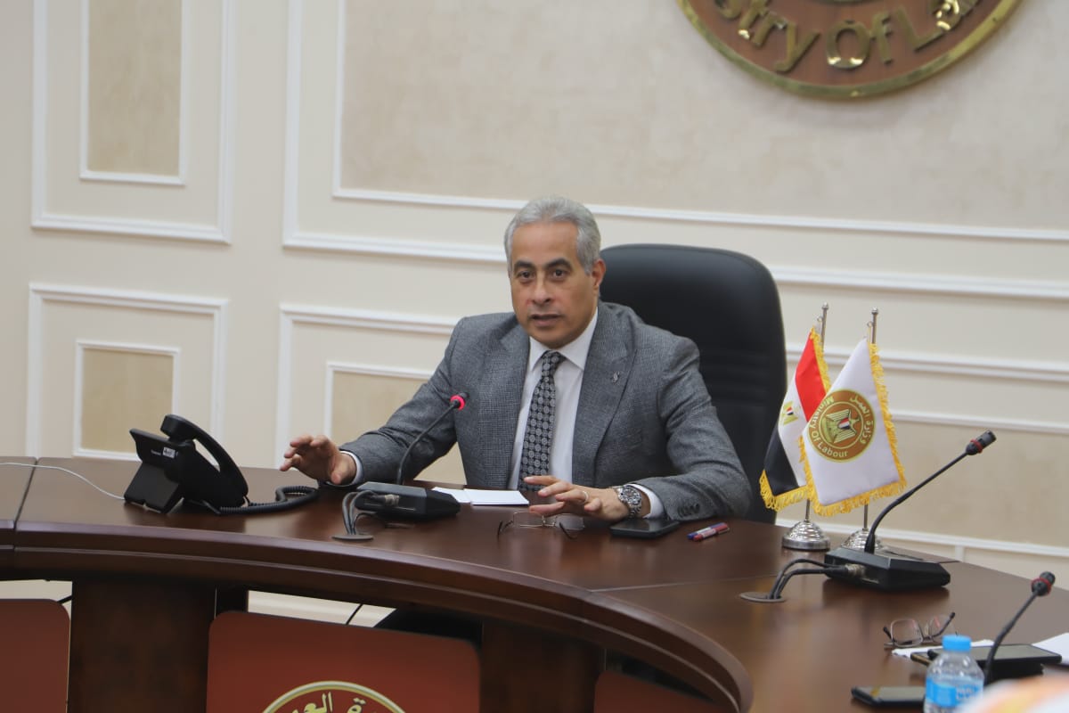 وزير العمل يوجه بسرعة تقديم خدمات العمالة غير المنتظمة إلكترونياً