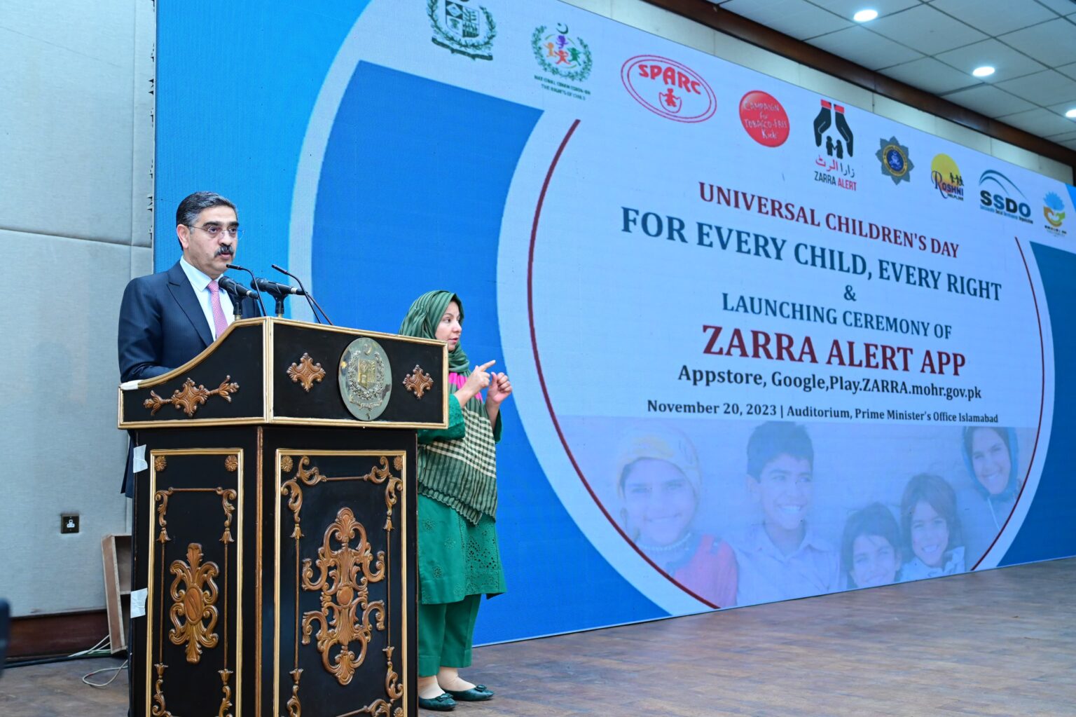 رئيس الوزراء الباكستاني يدعو المجتمع الدولي لإطفاء محرقة أطفال غزة