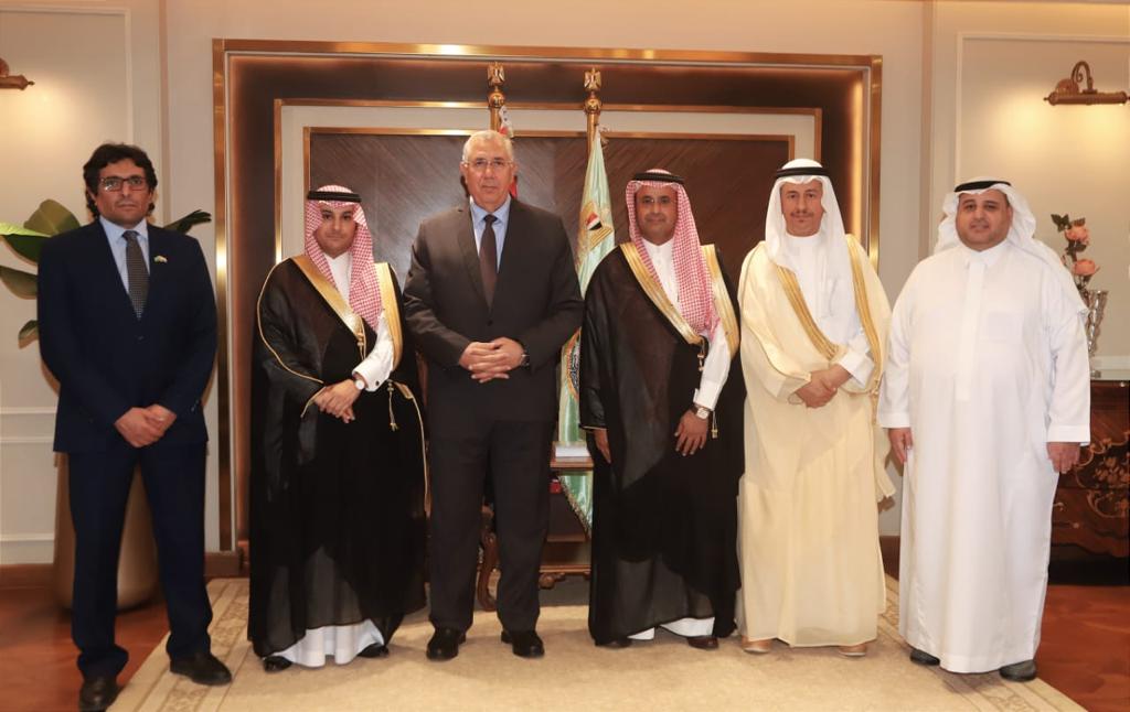 "القصير" يبحث تعزيز الاستثمار مع وفد سعودي