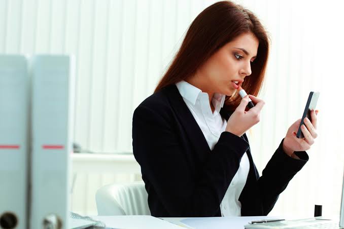 خبيرة تجميل: ٣ خطوات لمكياج هادئ للشغل والجامعة