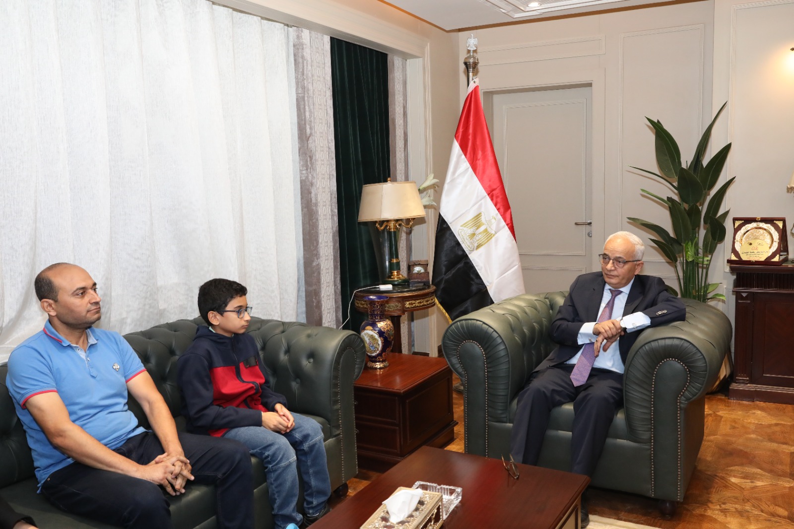وزير التعليم يستقبل الطالب النابغ يحيى عبد الناصر.. ويهديه درع الوزارة