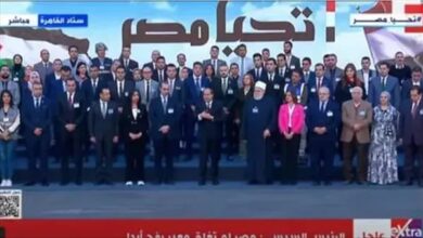 الرئيس السيسي يلتقط صورًا تذكارية مع المشاركين في مؤتمر «تحيا مصر وفلسطين»