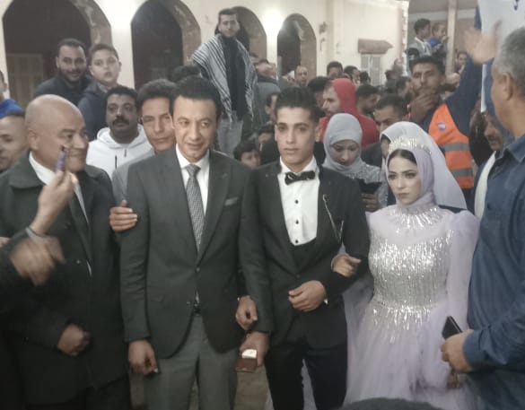 بملابس الزفاف.. عروسان يصوتان في انتخابات الرئاسة (صور)