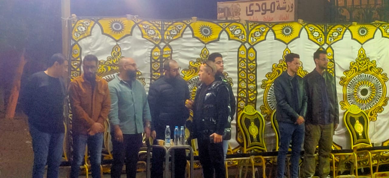 صور.. الفنان أحمد حلمي يتلقى واجب العزاء في شقيقه بالقليوبية