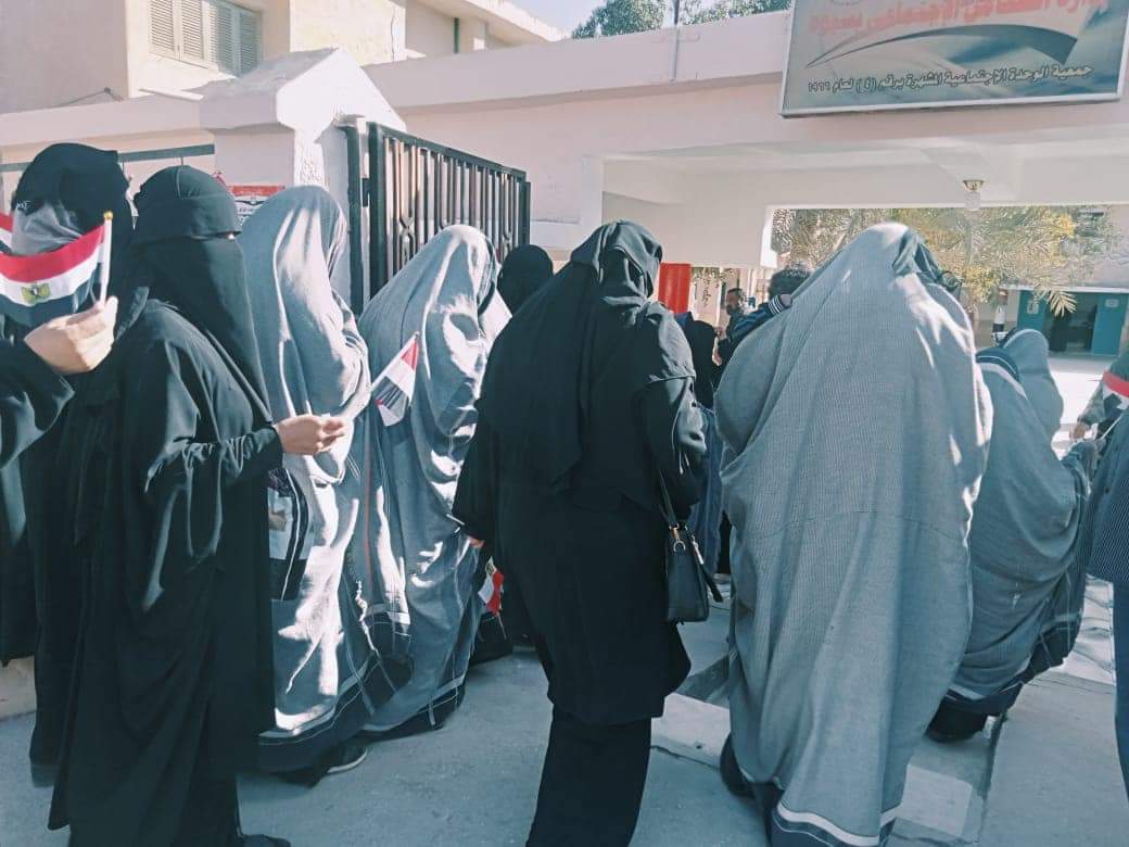 بالزي الإسلامي.. مشاركة السيدات في انتخابات الرئاسة بمطروح