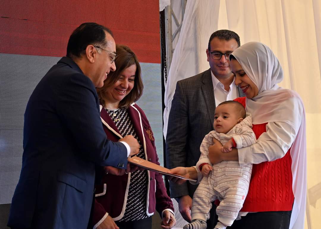 خلال تسليم رئيس الوزراء عقود وحدات سكنية بأكتوبر الجديدة