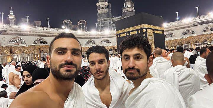 محمد الشرنوبي يؤدي مناسك العمرة بجانب نور النبوي وأمير المصري