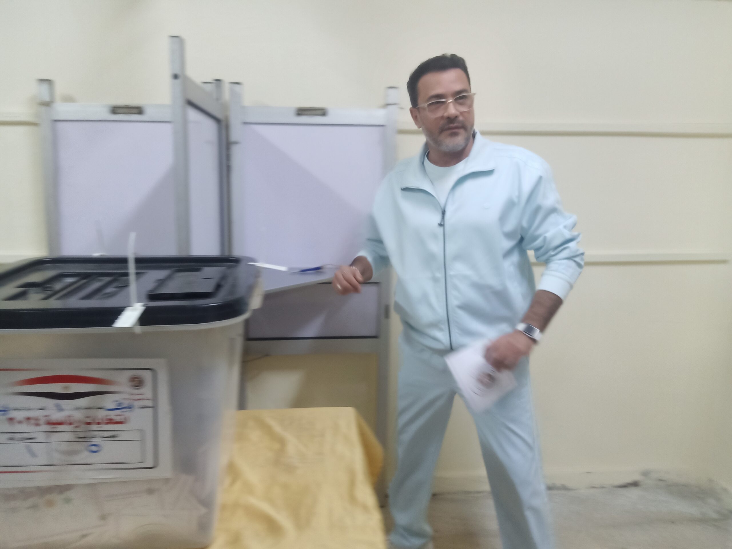 بالصور.. محمد رجب يدلي بصوته في الانتخابات الرئاسية