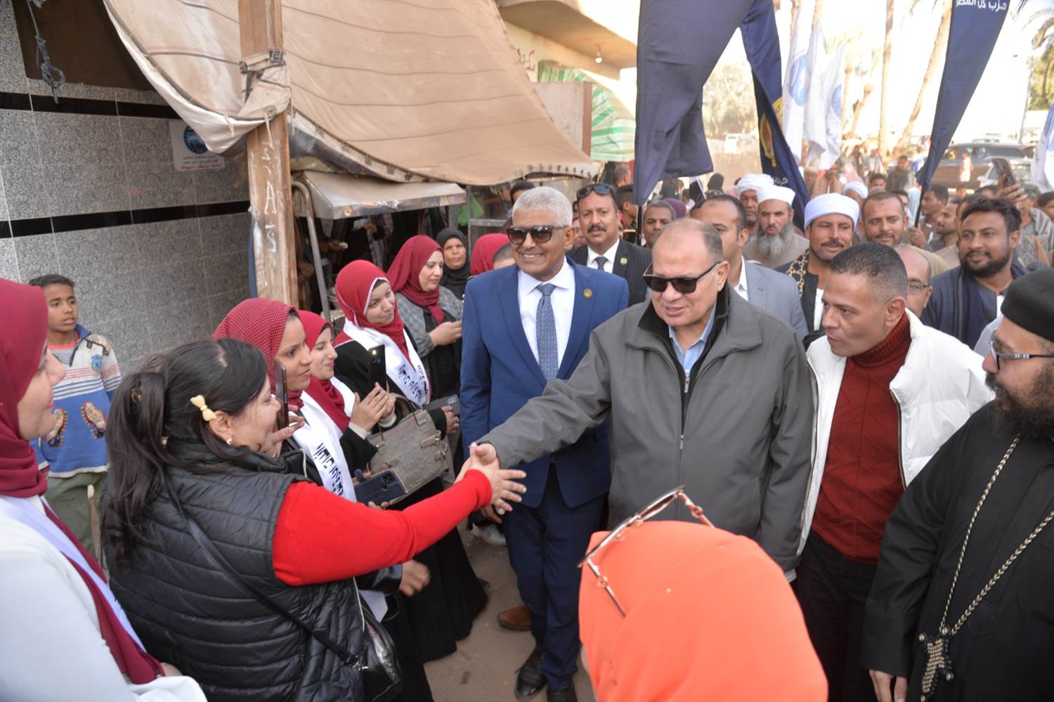 وسط احتفالات كرنفالية.. لليوم الثالث.. محافظ أسيوط يتفقد بعض لجان الانتخابات الرئاسية