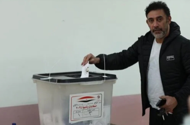 عمرو مصطفى يدلي بصوته في الانتخابات الرئاسية