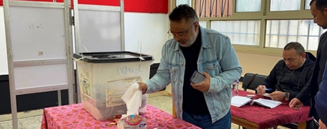 السيناريست عبد الرحيم كمال يدلى بصوته في الانتخابات الرئاسية الجارية
