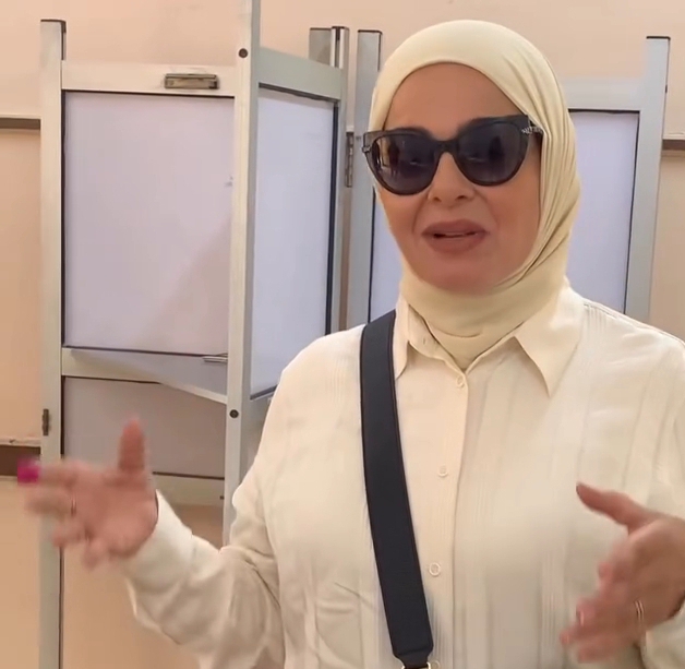 منى عبد الغني تدلي بصوتها في الانتخابات الرئاسية الجارية