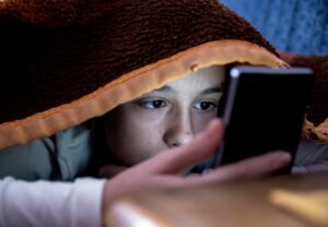 اكتئاب وانتحار.. ماذا يفعل الهاتف المحمول بنفسية طفلك