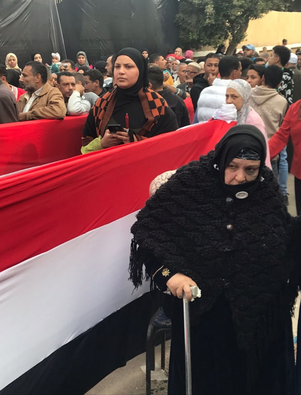 بإصرار وعزيمة.. إمرأة تصطحب عكازها لتلبية النداء الوطني
