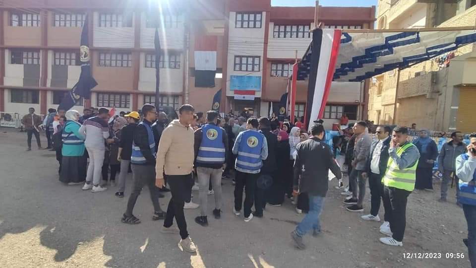 «مواطنو الوادي الجديد» يواصلون التوافد على لجان الانتخابات الرئاسية