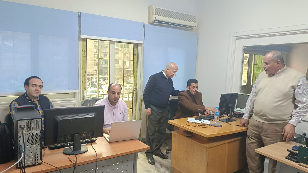 «عيش» يتابع تصويت عمال الصناعات الغذائية من داخل غرفة عمليات النقابة العامة