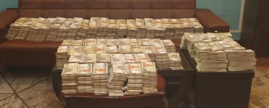 القبض على عامل بحوزته 24 مليون جنيه حصيلة الإتجار بالنقد الأجنبى بالشروق