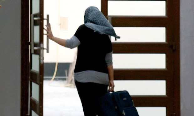 بسبب أفعال زوجها الصادمة.. قصة سيدة تركت منزلها وفضلت البقاء بالشارع