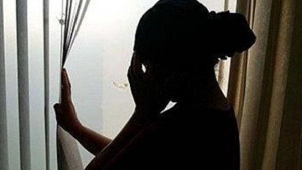 "ريمْ" تطلب الخلعَ من زوجها... "لقيتهُ في حضنها "