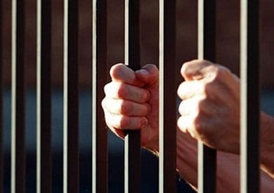 قرار جديد من المحكمة ضد شخصين لحيازتهما مخدرات