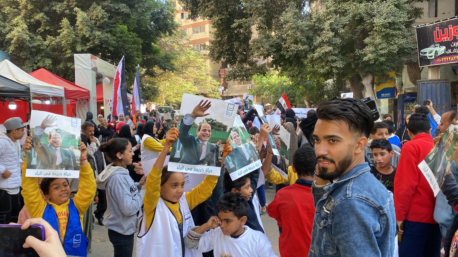 بصور الرئيس السيسي.. وفد من «حياة كريمة» للمشاركة في الانتخابات بالعجوزة