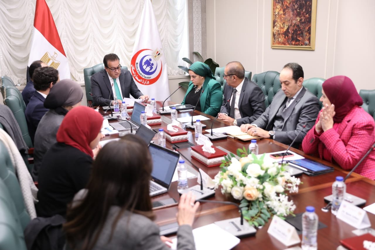 وزير الصحة يناقش الاستراتيجية القومية لعلاج سرطان الأطفال

