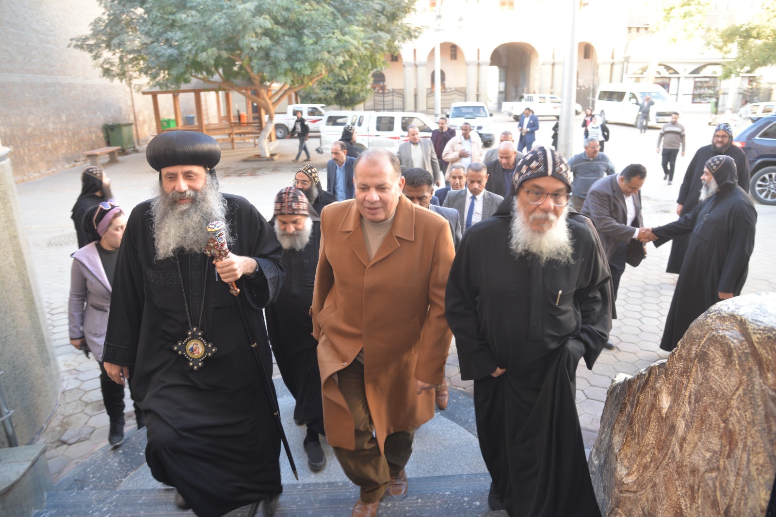 محافظ أسيوط يزور إيبارشية الدير المحرق بالقوصية للتهنئة بعيد الميلاد المجيد