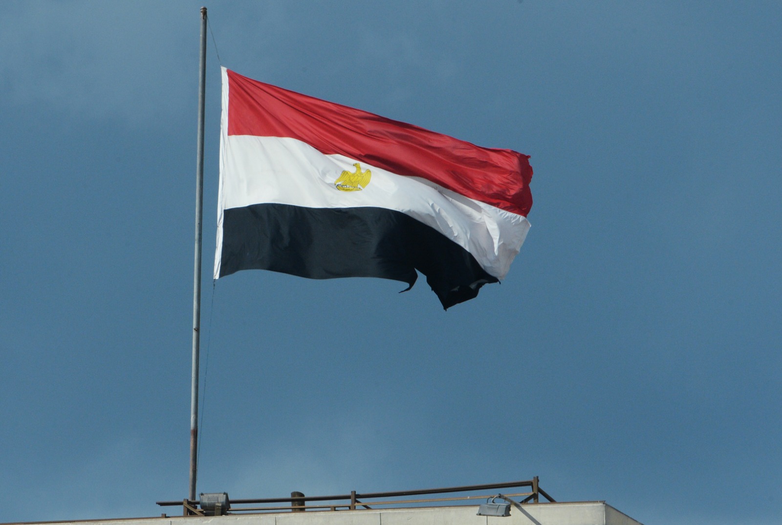 القاهرة تدين تفجير إيران