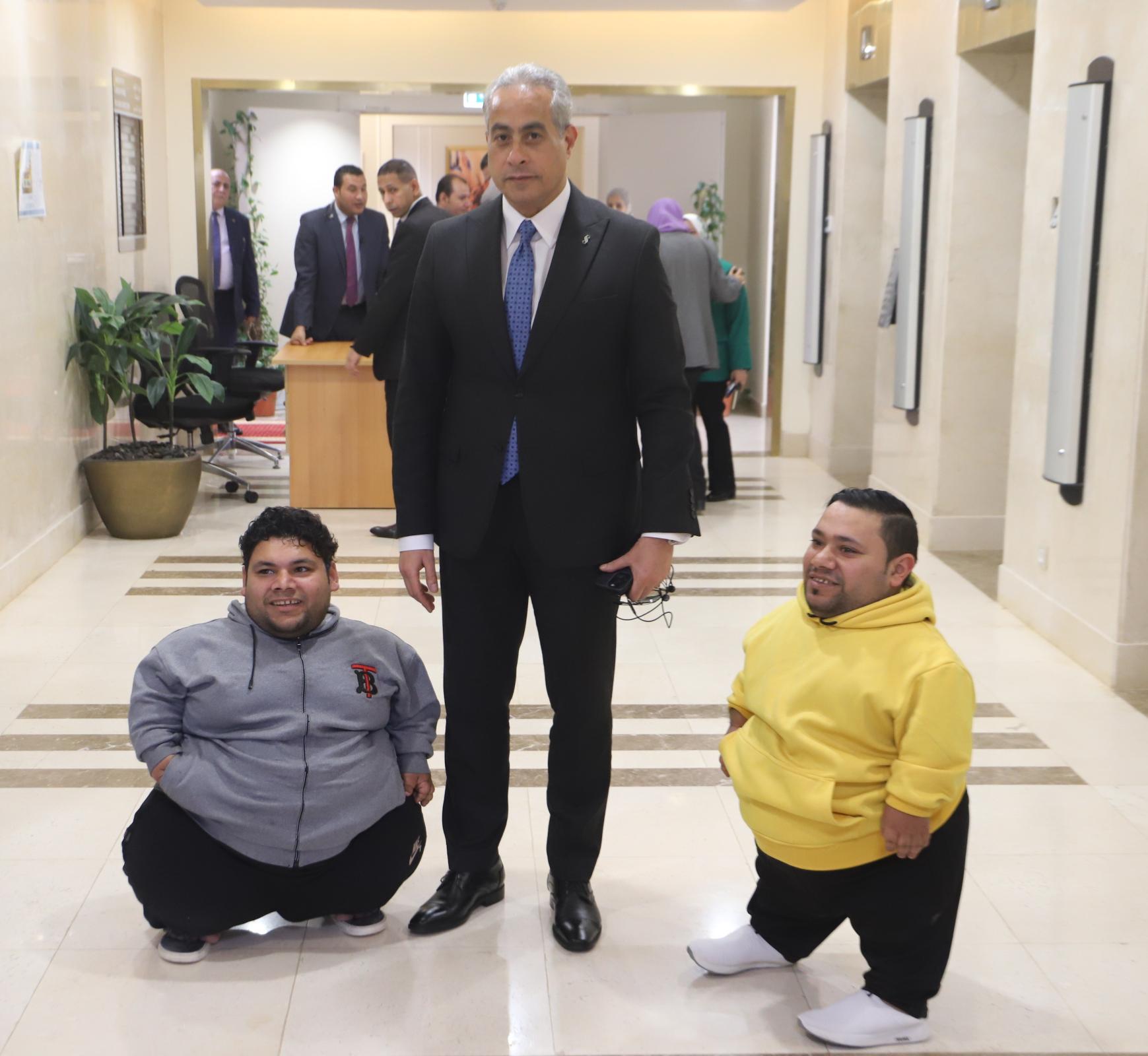 وزير العمل يستقبل مواطنًا من «ذوي الهمم».. واستجابة فورية بتوفير فرصة عمل له