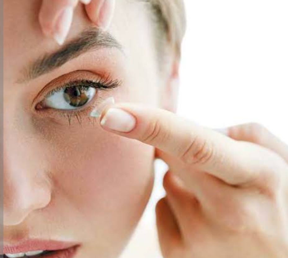 لتجنب التهابات العين.. إزاي تستخدمي العدسات اللاصقة