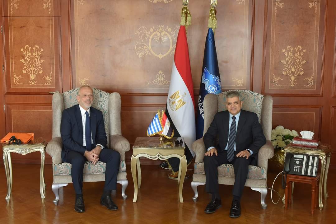 الفريق أسامة ربيع يبحث سبل التعاون المشترك مع السفير اليوناني