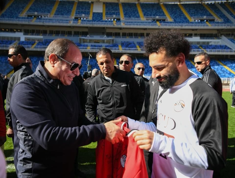 محمد صلاح يهدى قميص منتخب مصر للرئيس السيسي