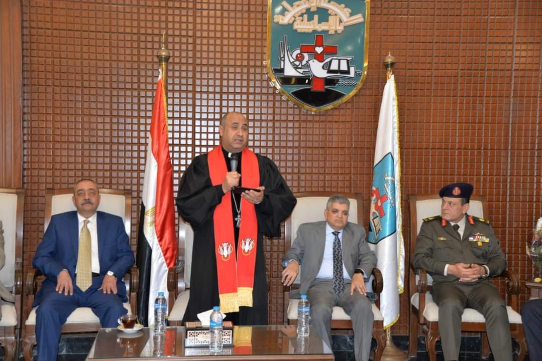 للتهنئة بعيد الميلاد المجيد.. جولة ميدانية لمحافظ الإسماعيلية لزيارة الكنائس