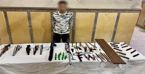 القبض على ميكانيكى وعاطل بحوزتهما 21 قطعة سلاح