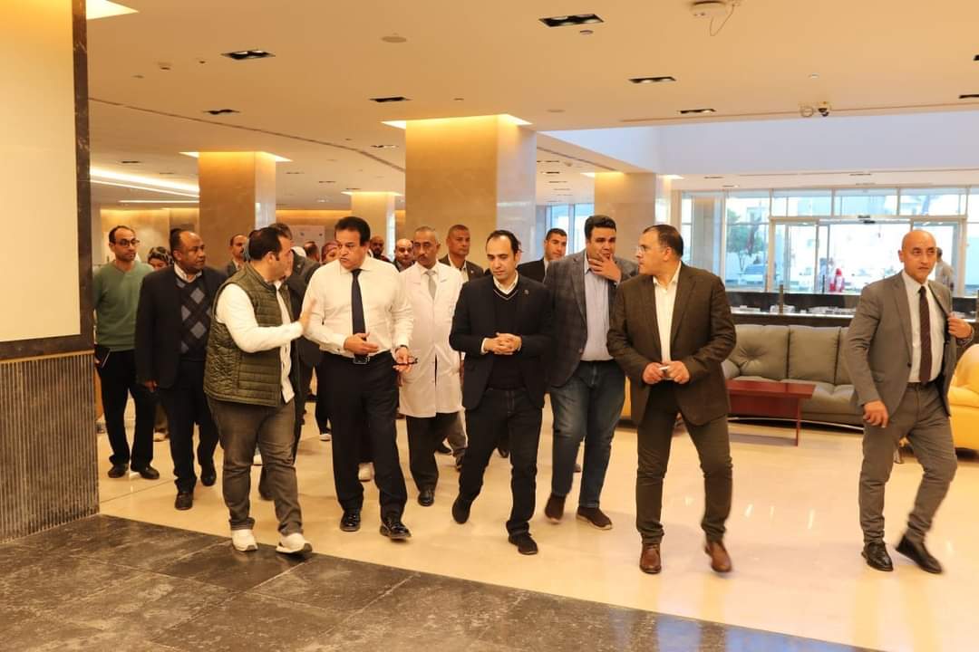 أكبر صرح بإقليم القناة.. عبد الغفار يشيد بخدمات بـ "مجمع السويس الطبي"