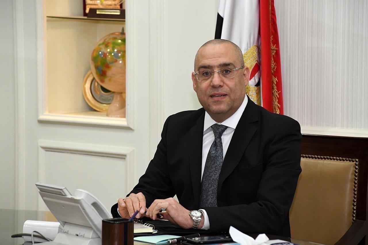 وزير الإسكان يهنئ البابا تواضروس بعيد الميلاد