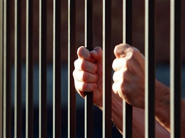 استمرار حبس بائع لاتهامه بحيازة مليون صاروخ ألعاب نارية