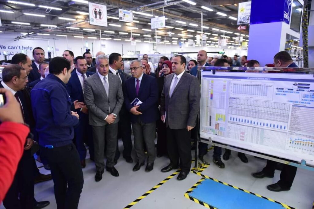 وزير العمل يتفقد مصنع الضفائر الكهربائية بجنوب بورسعيد